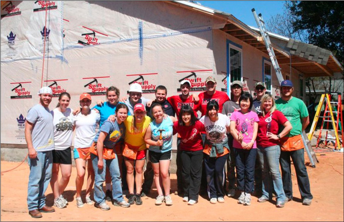 貧しい人のために家を造るNGOや、東日本大震災復興支援など、ボランティア活動が多数行われています。