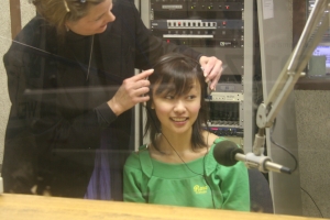 大学内のラジオ局でのひとコマ。