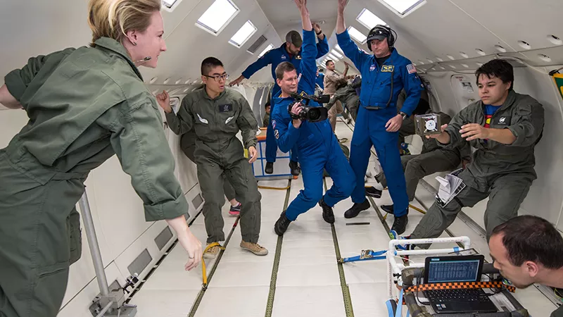 カリフォルニア州立ポリテクニック大学ポモナ校の学生がNASAと協力して実験している