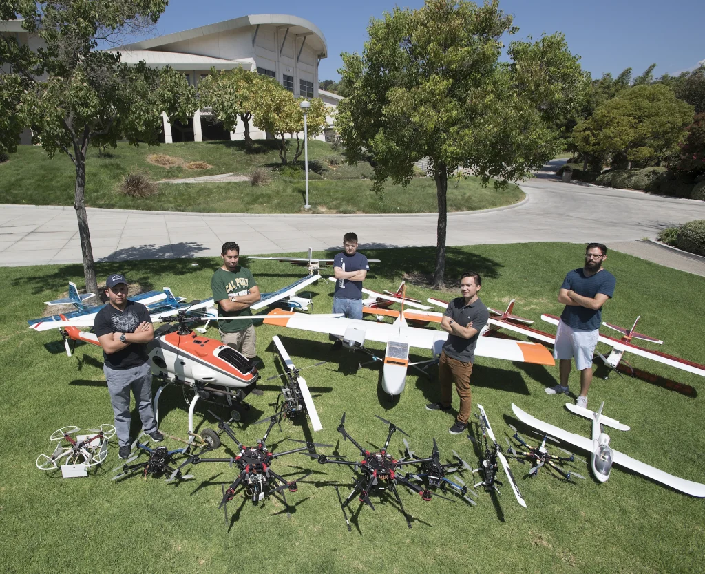 カリフォルニア州立ポリテクニック大学ポモナ校で無人機（UAV）を研究している学生たち