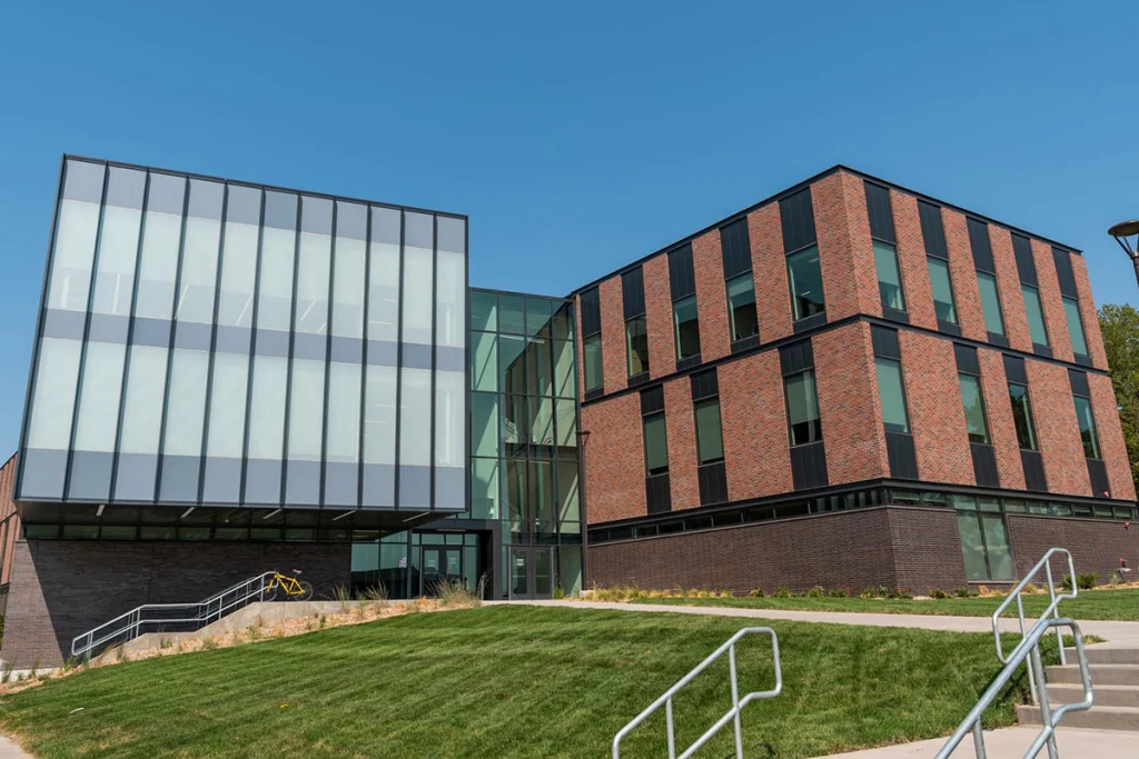 ネブラスカ大学カーニー校の航空学部が設置された最新のビル・Discovery Hall