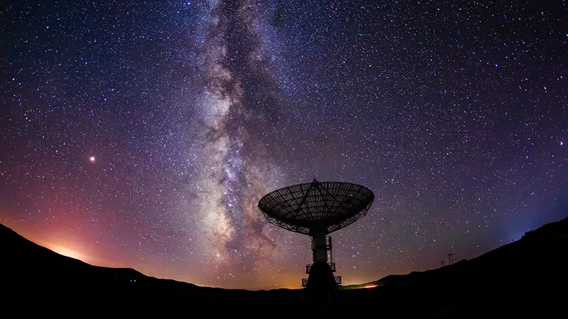 天文学の観測用パラボラアンテナ