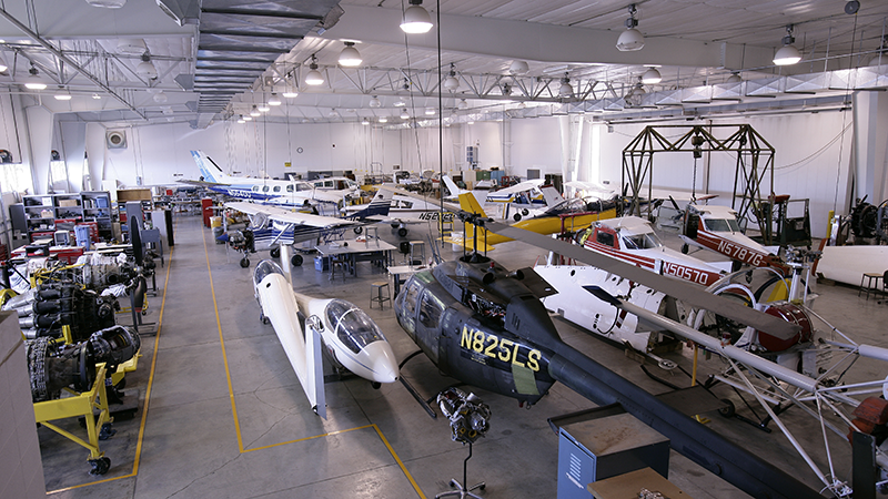 アメリカの大学の航空整備学での実習用に分解された航空機