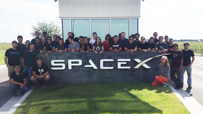 Space X社のインターンシップに参加するアーカンソー大学の学生たち