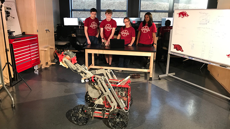 アーカンソー大学の卒業研究発表でロボットを操作している