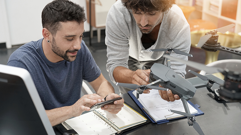 アメリカの大学でドローンの研究をする学生たち